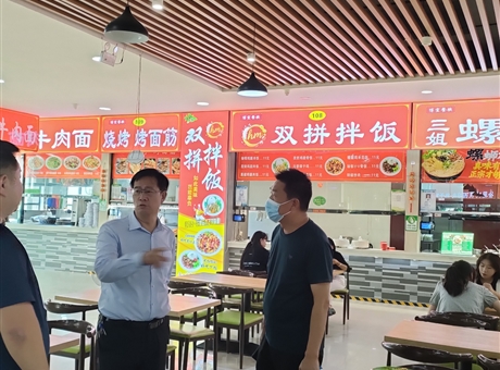 副校長(zhǎng)深入食堂檢查指導(dǎo)，護(hù)航新生就餐“第一餐”